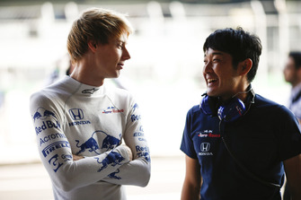 Brendon Hartley, Scuderia Toro Rosso, parla con un ingegnere Honda