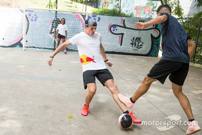 Max Verstappen y Daniel Ricciardo, Red Bull Racing juegan Futsal en Brasil