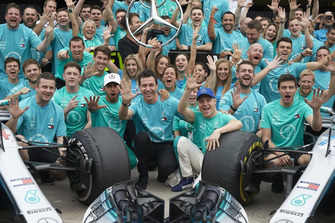 Lewis Hamilton, Valtteri Bottas, Toto Wollf, Mercedes AMG F1 with the team