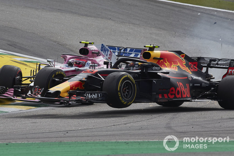 Accrochage entre Max Verstappen, Red Bull Racing RB14, et Esteban Ocon, Racing Point Force India VJM11