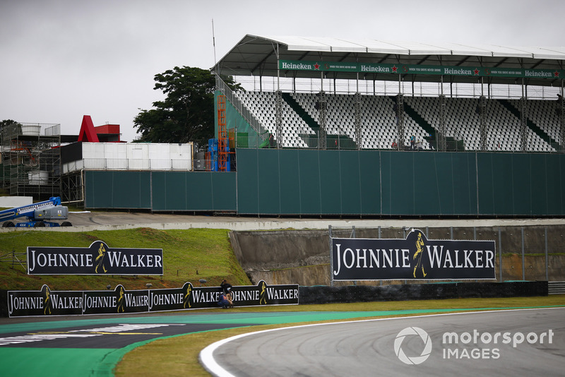 Les marques Heineken et Johnnie Walker autour des tribunes