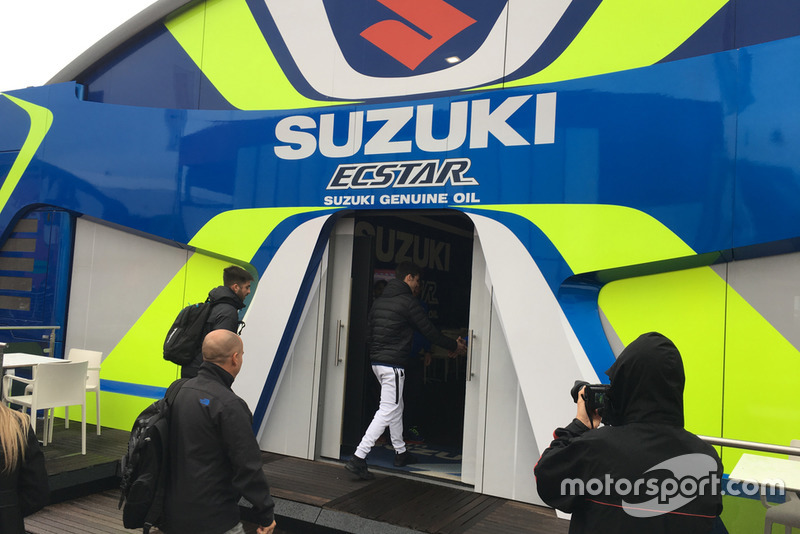 Хоан Мір біля боксів Suzuki у паддоку траси Валенсія