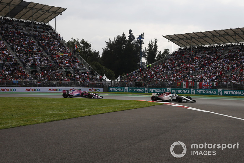 Marcus Ericsson, Sauber C37 leads Sergio Perez, Racing Point Force India VJM11
