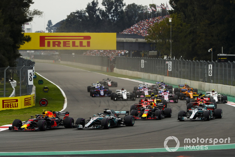 Lewis Hamilton, Mercedes AMG F1 W09 EQ Power+, Daniel Ricciardo, Red Bull Racing RB14, Max Verstappen, Red Bull Racing RB14, and Valtteri Bottas, Mercedes AMG F1 W09 EQ Power+, Sebastian Vettel, Ferrari SF71H, Kimi Raikkonen, Ferrari SF71H, Nico Hulkenberg, Renault Sport F1 Team R.S. 18, Carlos Sainz Jr., Renault Sport F1 Team R.S. 18, al inicio de la carrera