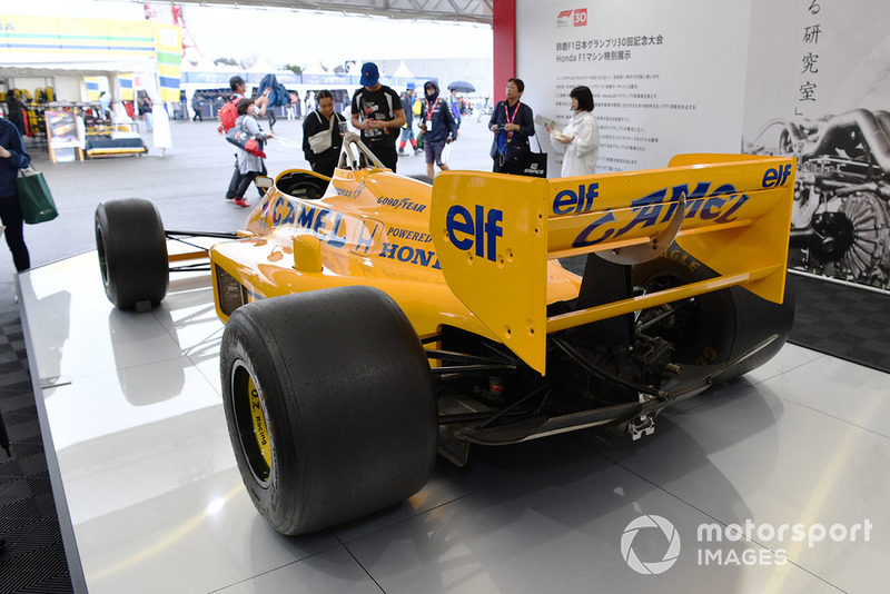 Автомобиль Lotus Honda 99T