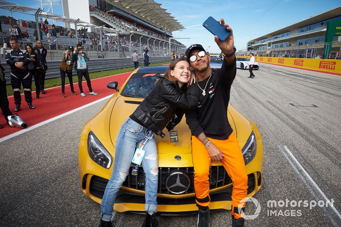 Lewis Hamilton, Mercedes AMG F1, toma una foto con la actriz Millie Bobby Brown
