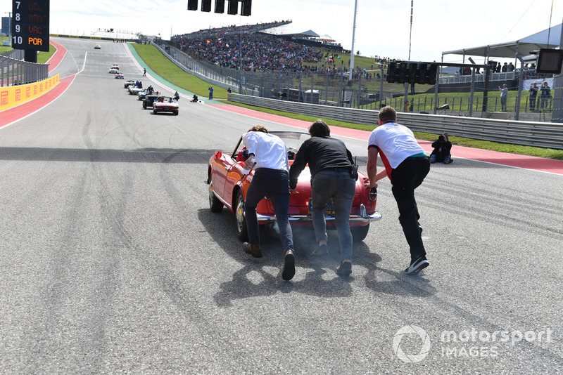 La macchina di Charles Leclerc, Sauber viene spinta per la drivers parade