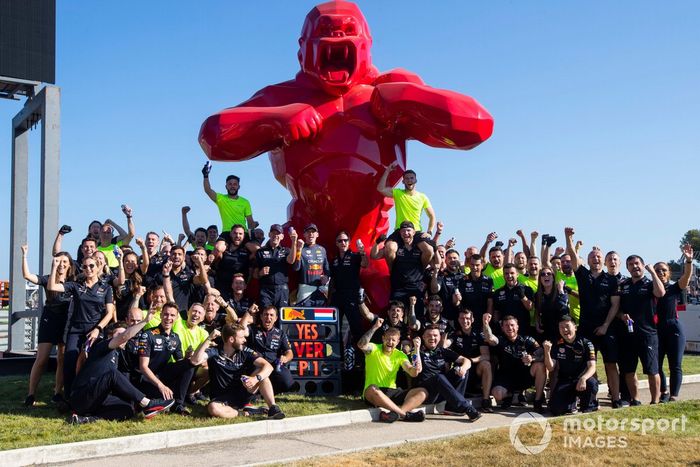 Adrian Newey, Director de Tecnología de Red Bull Racing, Max Verstappen, Red Bull Racing, 1ª posición, Christian Horner, Director del equipo, Red Bull Racing, el equipo Red Bull Racing celebra la victoria