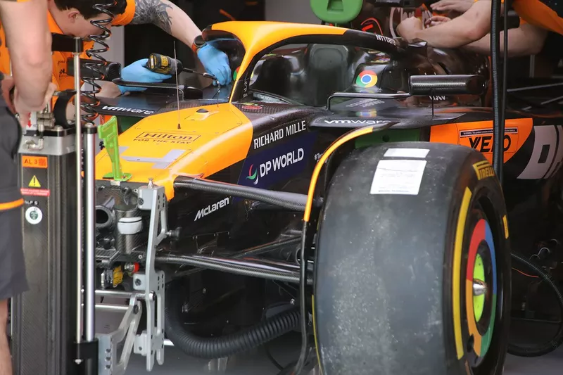 Détail de la face avant du McLaren MCL38 
