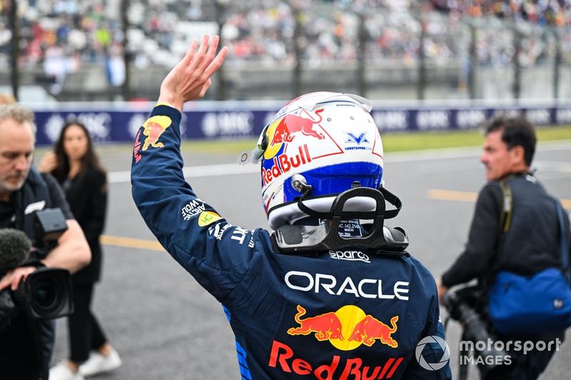 Max Verstappen, Red Bull Racing, celebra en Parc Ferme tras asegurar la pole position