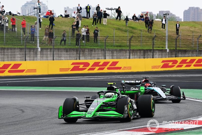 Zhou Guanyu, Kick Sauber C44, George Russell, Mercedes F1 W15