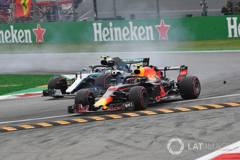 Valtteri Bottas, Mercedes AMG F1 W09 et Max Verstappen, Red Bull Racing RB14 en bataille