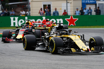 Nico Hulkenberg, Renault Sport F1 Team R.S. 18, leads Daniel Ricciardo, Red Bull Racing RB14, and Sebastian Vettel, Ferrari SF71H