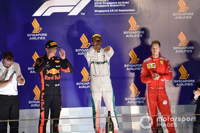 Podio: Max Verstappen, Red Bull Racing, Lewis Hamilton, Mercedes AMG F1 y Sebastian Vettel, Ferrari celebra