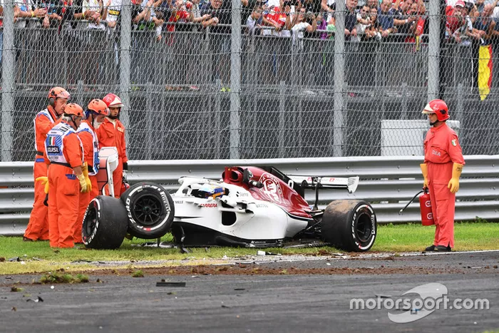 Les commissaires et la voiture accidentée de Marcus Ericsson, Alfa Romeo Sauber C37 après son crash en essais libres 2
