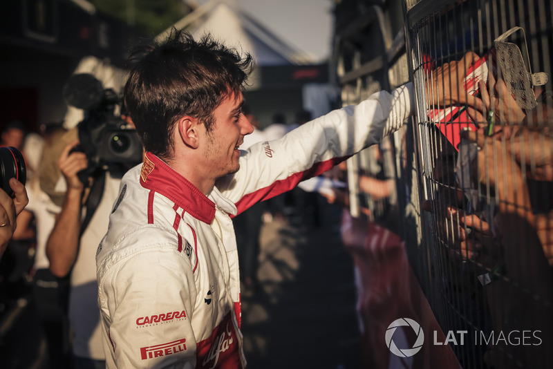 Charles Leclerc, Sauber signs autographs for the fans
