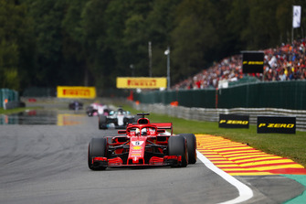 Sebastian Vettel, Ferrari SF71H ve Lewis Hamilton, Mercedes AMG F1 W09