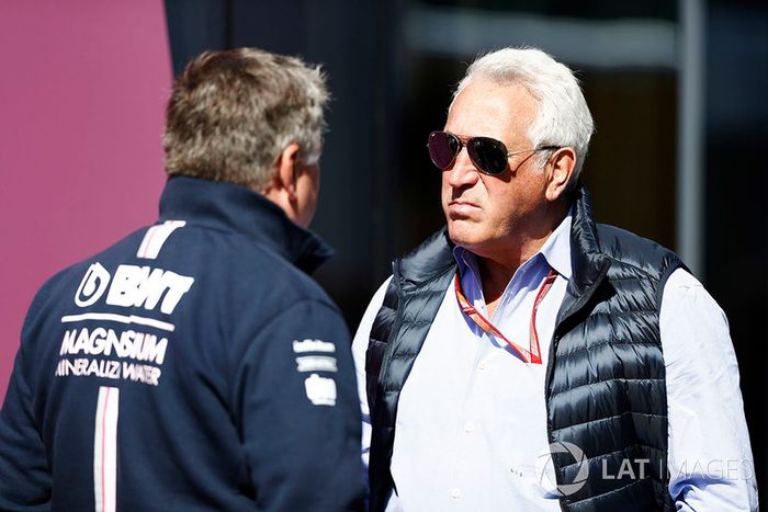 Lawrence Stroll habla con Otmar Szafnauer, director de operaciones de Force India