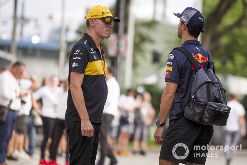 Nico Hulkenberg, Renault Sport F1 Team and Daniel Ricciardo, Red Bull Racing