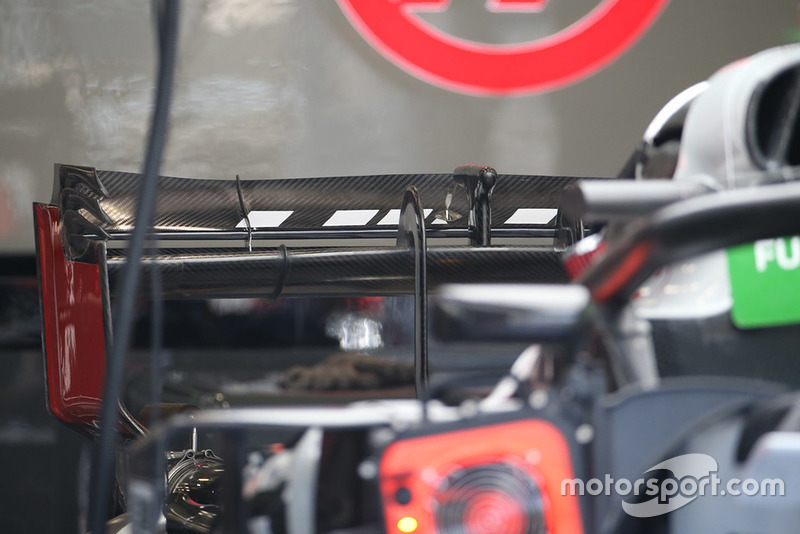 Haas F1 Team VF-18, hátsó szárny, részlet