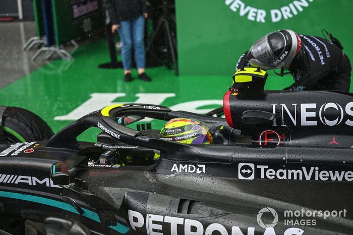 Sir Lewis Hamilton, Mercedes-AMG, en boxes durante la parada con bandera roja