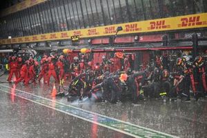 Sergio Pérez, Red Bull Racing RB19, hace una parada en boxes