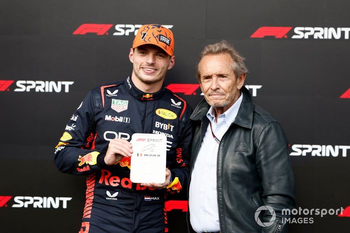 Ganador carrera Sprint Max Verstappen, Red Bull Racing, recibe su trofeo Sprint de manos de Jacky Ickx