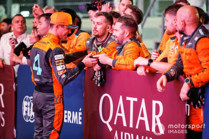 Lando Norris, McLaren, 3ª posición, lo celebra con sus compañeros de equipo en Parc Ferme