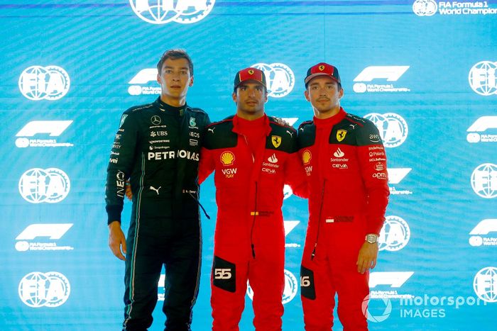 Los tres primeros clasificados George Russell, Mercedes-AMG, el hombre de la pole Carlos Sainz, Scuderia Ferrari, y Charles Leclerc, Scuderia Ferrari