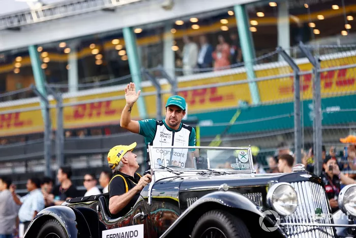 Fernando Alonso, desfile de pilotos del Aston Martin F1 Team