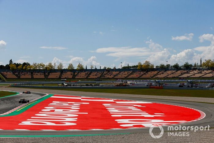 Carlos Sainz Jr., McLaren MCL34,  Daniel Ricciardo, Renault R.S.19