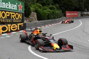 Max Verstappen, Red Bull Racing RB15, voor Sebastian Vettel, Ferrari SF90