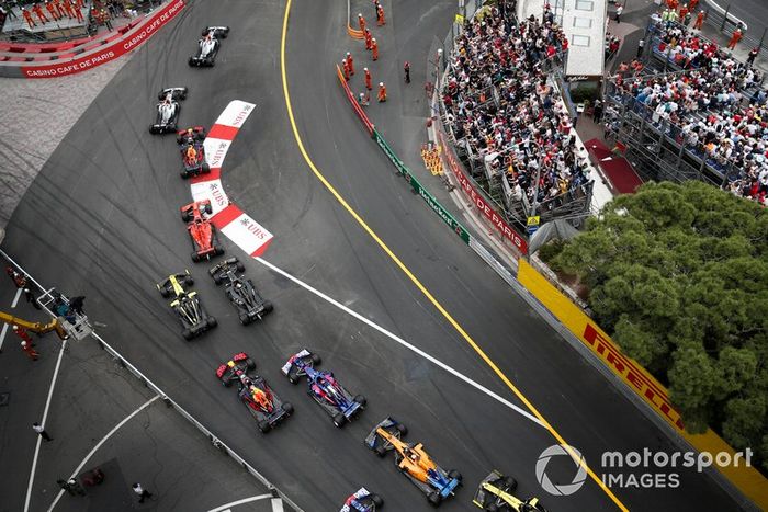 Lewis Hamilton, Mercedes AMG F1 W10 en la salida