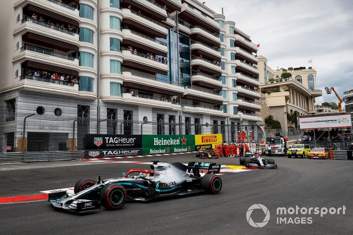 Lewis Hamilton, Mercedes AMG F1 W10, Valtteri Bottas, Mercedes AMG W10, y Max Verstappen, Red Bull Racing RB15