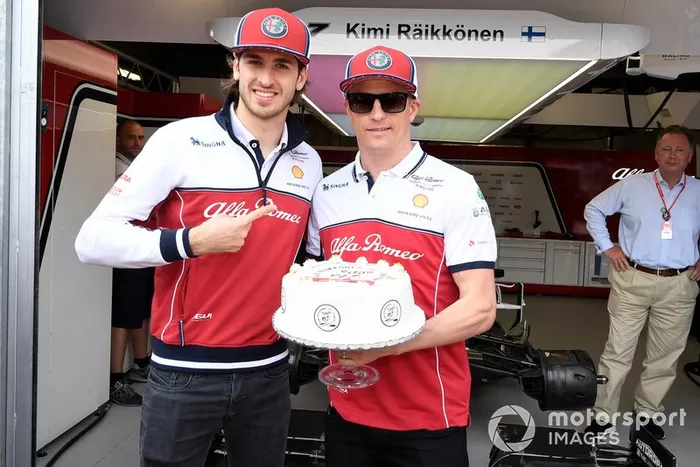 Antonio Giovinazzi, Alfa Romeo Racing, festeggia con Kimi Raikkonen, Alfa Romeo Racing, prima dell'inizio della gara Finns 300th