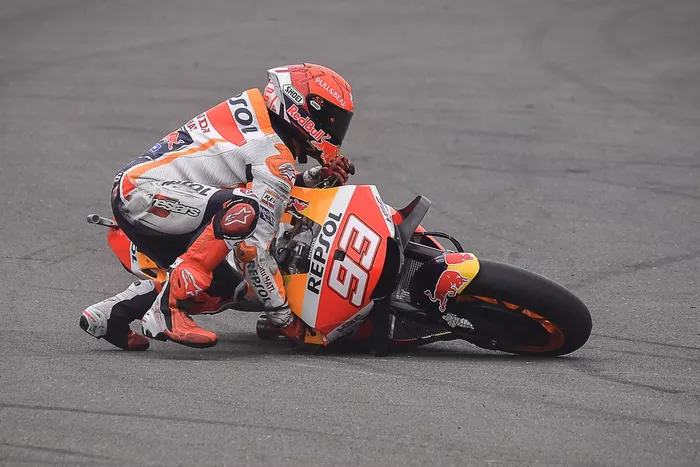 Marc Márquez, Repsol Honda Team, se cae en el GP de Gran Bretaña