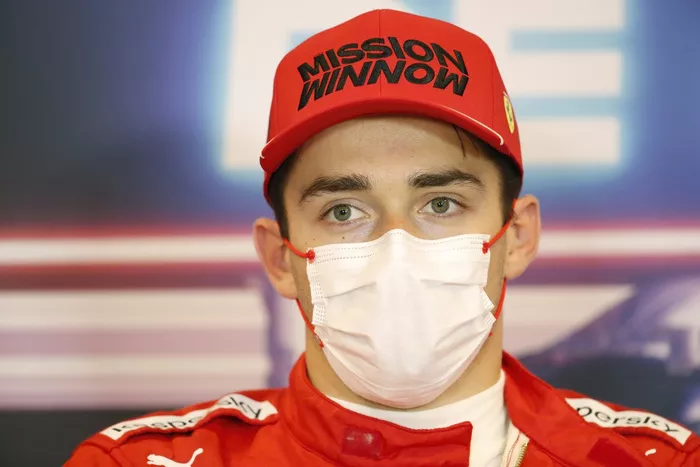 Pole man Charles Leclerc, Ferrari en la rueda de prensa posterior a la clasificación