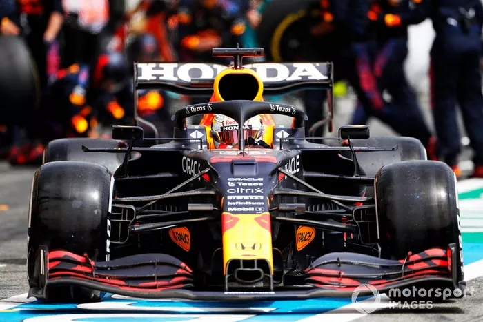 Max Verstappen, Red Bull Racing RB16B, torna in pista dopo la sosta ai box