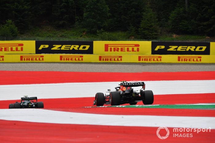 Sebastian Vettel, Aston Martin AMR21, Sergio Pérez, Red Bull Racing RB16B