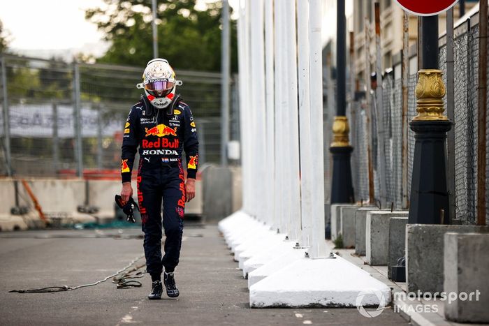 Max Verstappen, Red Bull Racing caminando tras retirarse de la carrera