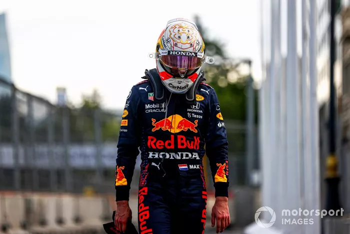 Max Verstappen, de Red Bull Racing, regresa al garaje tras chocar