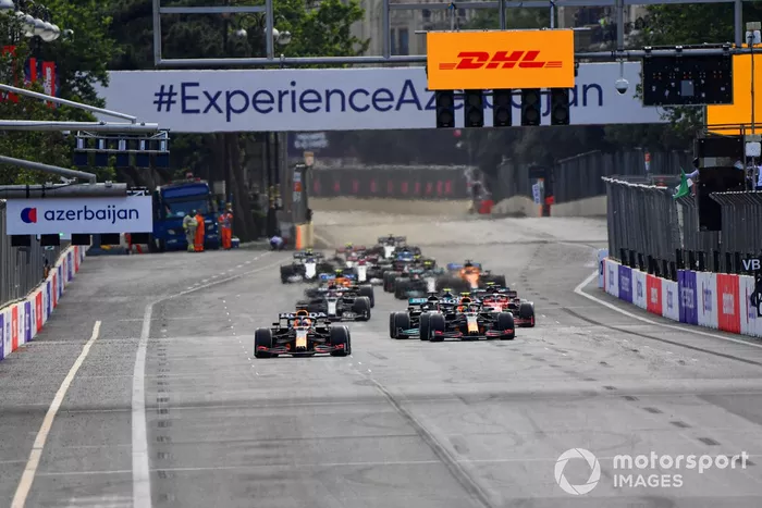 Max Verstappen, Red Bull Racing RB16B, Sergio Pérez, Red Bull Racing RB16B, Lewis Hamilton, Mercedes W12 y el resto del pelotón
