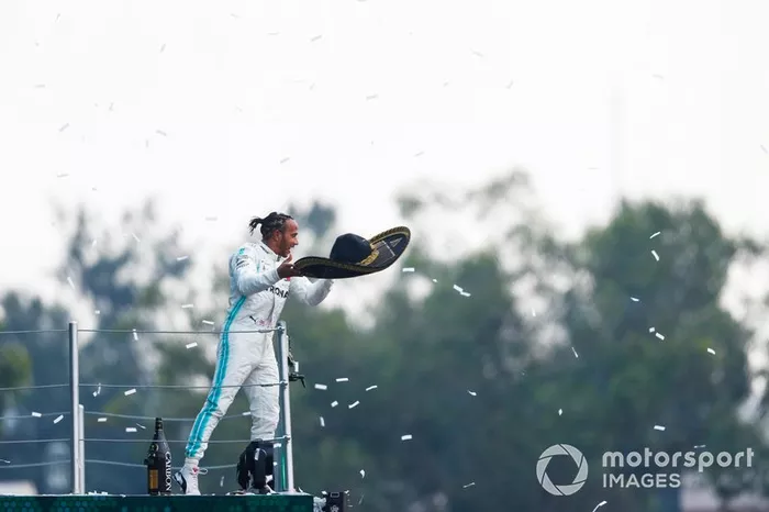 Ganador de la carrera Lewis Hamilton, Mercedes AMG F1, lanza el sombrero de Mario Achi, promotor mexicano de GP, al público desde el podio