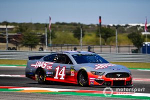 Kevin Magnussen, Haas F1 Team, y Romain Grosjean, Haas F1 Team, se turnan para pilotar en una NASCAR con Tony Stewart