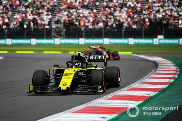 Nico Hulkenberg, Renault R.S. 19 y Max Verstappen, Red Bull Racing RB15 