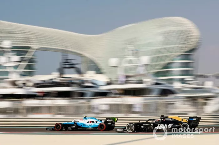 Robert Kubica, Williams FW42, y Romain Grosjean, Haas F1 Team VF-19 