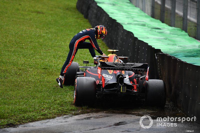 Alexander Albon, Red Bull Racing, sale de su coche después de perder el control durante los entrenamientos