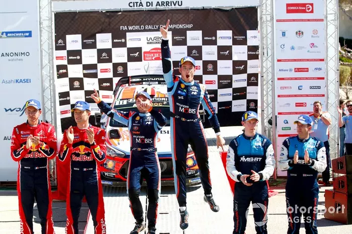 Podio: i vincitori Thierry Neuville, Nicolas Gilsoul, Hyundai Motorsport Hyundai i20 Coupe WRC, i secondi classificati Sébastien Ogier, Julien Ingrassia, Citroën World Rally Team Citroen C3 WRC, i terzi Elfyn Evans, Scott Martin, M-Sport Ford WRT Ford Fiesta WRC