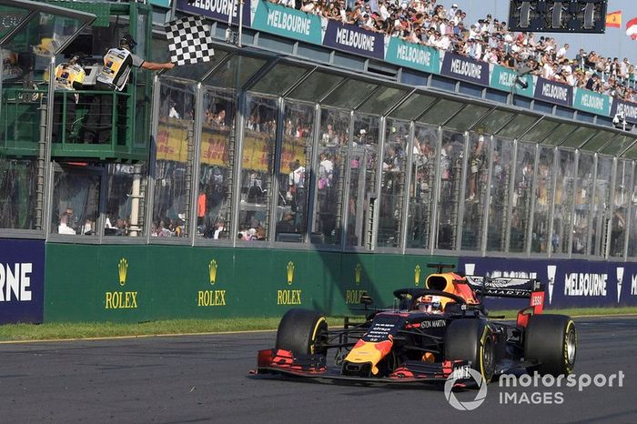 Max Verstappen, Red Bull Racing RB15, taglia il traguardo