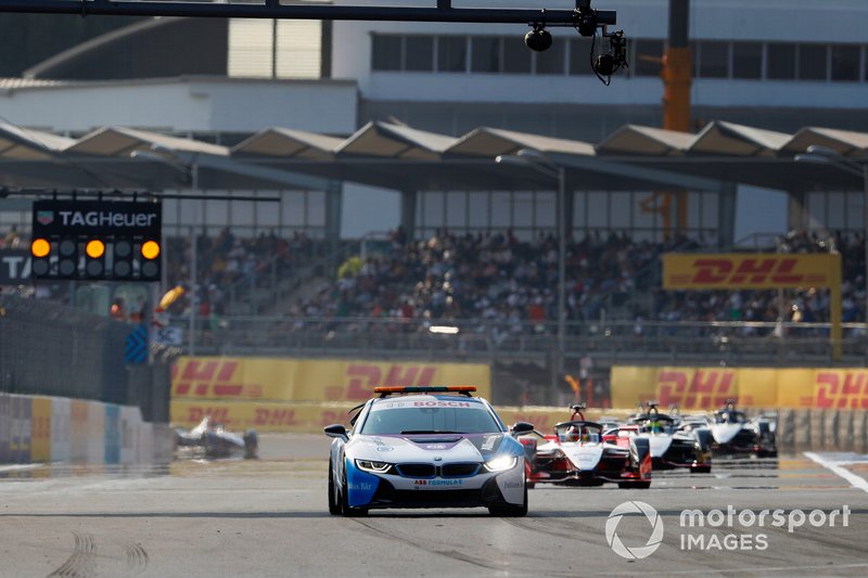 Pascal Wehrlein, Mahindra Racing, M5 Electro, segue la Safety Car
